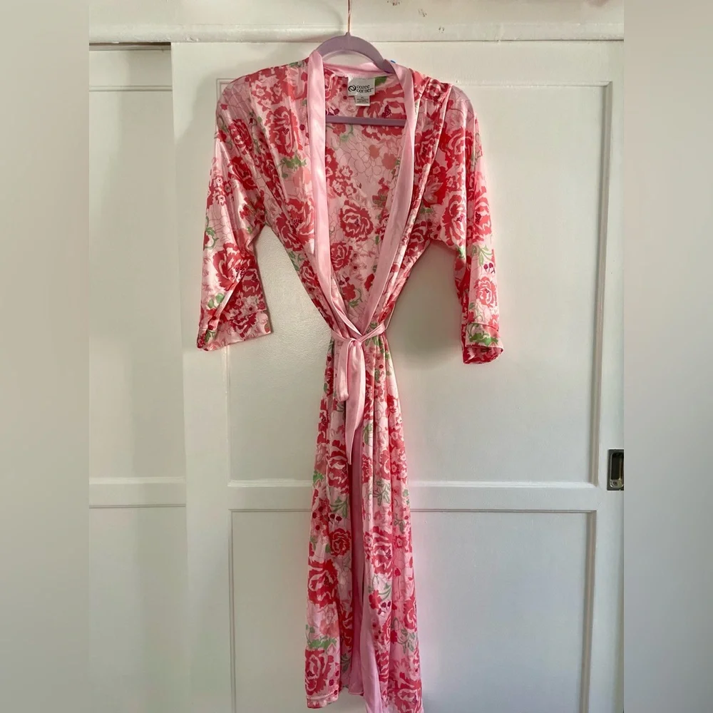 Silky Floral Robe! - Picture 1 of 5